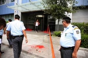 Επίθεση κουκουλοφόρων στον ΔΟΛ