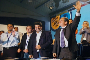 Εμφάνιση Καραμανλή με άρωμα εκλογών