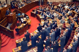 Ρίχνουν τους τόνους
