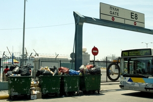 Ξεχειλίζουν τα σκουπίδια στον Πειραιά