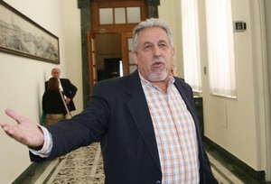 Στη μέση ο Μανώλης