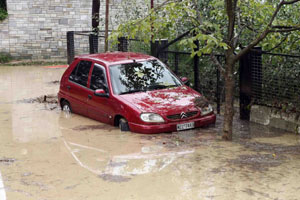 Τρέμουν τις πλημμύρες ενώ μαίνονται οι φωτιές