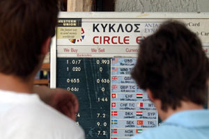 Άνοδος του πετρελαίου, πτώση του δολαρίου