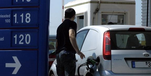 Στα ύψη η τιμή της βενζίνης