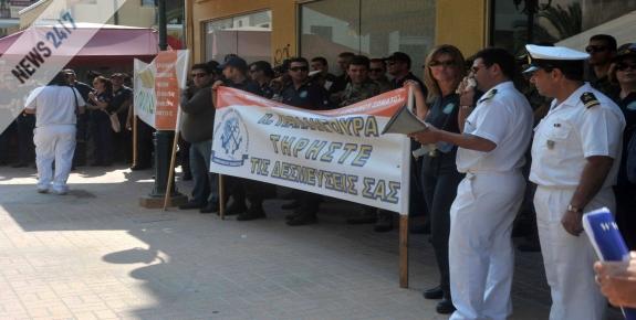 Ένστολη διαμαρτυρία λιμενικών
