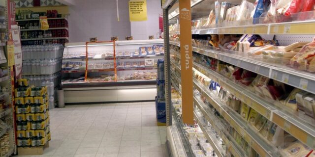 Μπλόκαραν επικίνδυνες τροφές στον Πειραιά