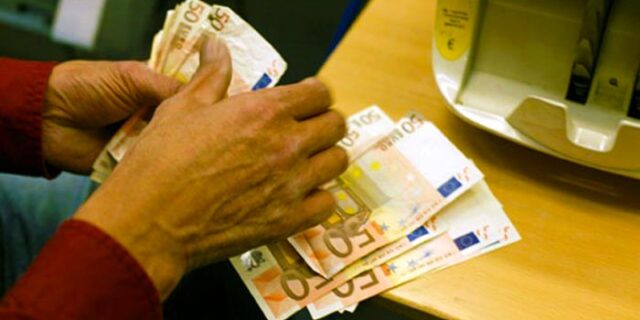 Κλείνει η στρόφιγγα των δανείων