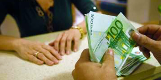 Πτώση 4% για τις ελληνικές καταθέσεις