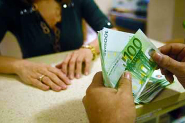 Πτώση 4% για τις ελληνικές καταθέσεις
