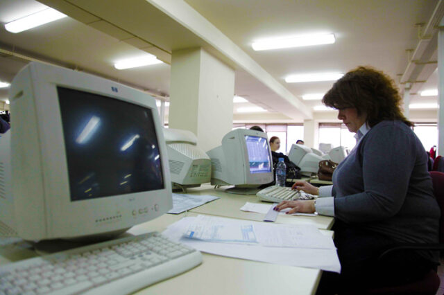Χιλιάδες δημόσιοι υπάλληλοι στο δρόμο της απόλυσης