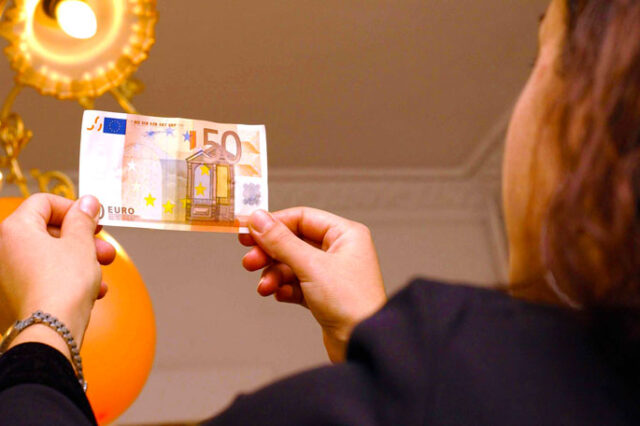 Ξανά πρωταθλήτρια η Ελλάδα στη μείωση αποδοχών
