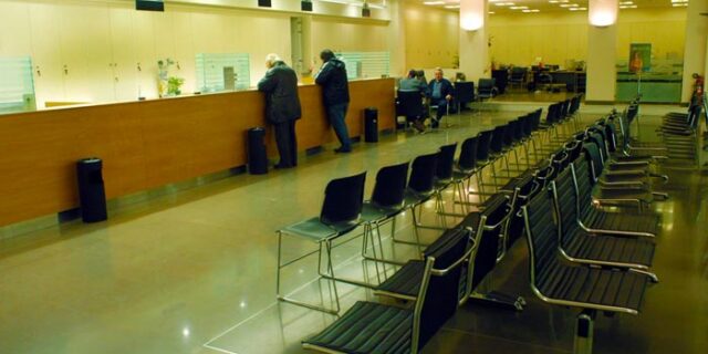 Μείωση μισθών στους τραπεζίτες