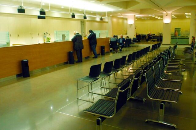 Μείωση μισθών στους τραπεζίτες
