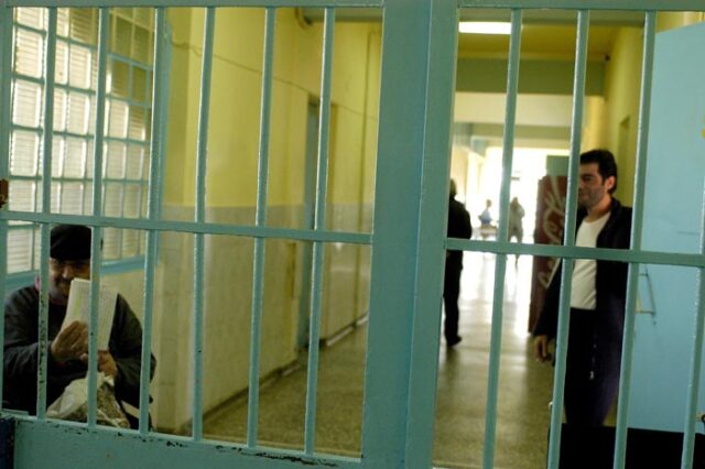 Μαχαίρια και κινητά τηλέφωνα στις φυλακές Γρεβενών