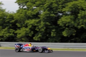 Ασταμάτητη η Red Bull και ο Φέτελ