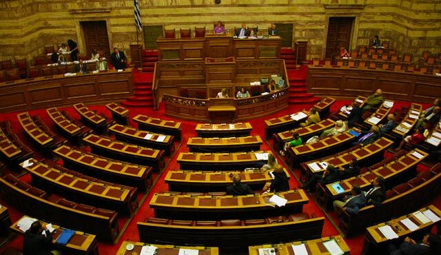 Παρά τις ενστάσεις ψηφίστηκε τροπολογία για τις συμβάσεις μίσθωσης έργου στους δήμους