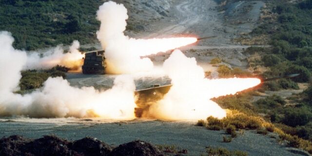 Στοχεύει με ακρίβεια