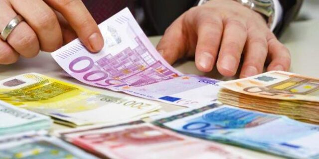 Σηκώνουν μαζικά καταθέσεις