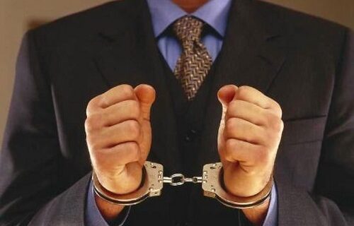 Χειροπέδες και λουκέτα