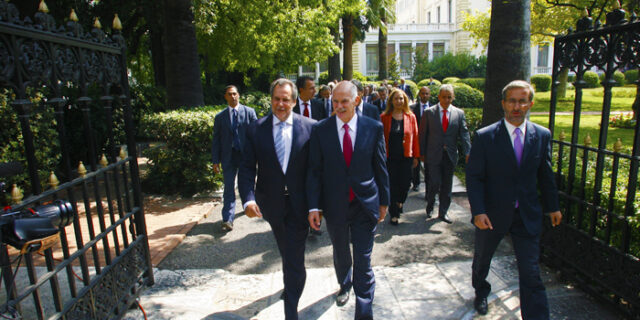 Νέα κυβέρνηση με παρασκήνιο