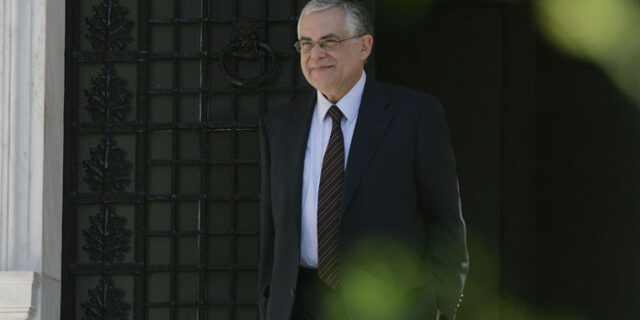 Αποκλείει την αναδιάρθρωση
