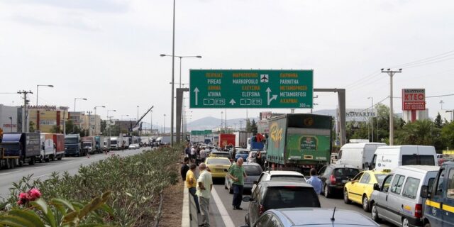Σκληρή στάση για τα μπλόκα