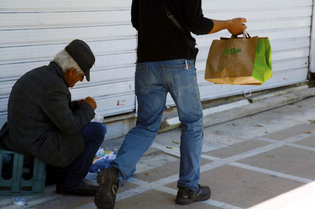 Eurostat: Σε συνθήκες φτώχειας ένας στους τρεις στην Ελλάδα