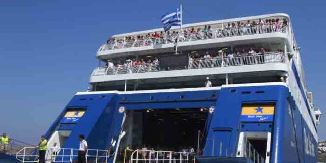 Σύρος: Προσέκρουσε στο λιμάνι το Blue Star Paros – Ταλαιπωρία για 1356 επιβάτες
