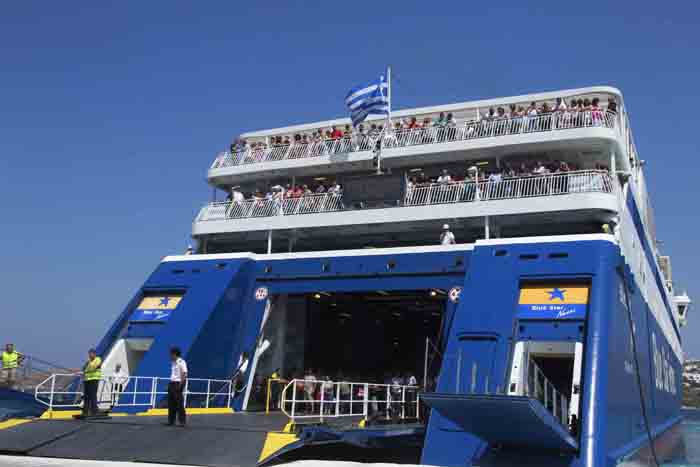 Σύρος: Προσέκρουσε στο λιμάνι το Blue Star Paros – Ταλαιπωρία για 1356 επιβάτες