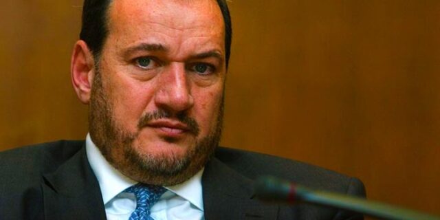 Αφήνει τα ηνία