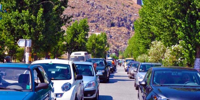 Ρίχνουν το φόρο στα ΙΧ