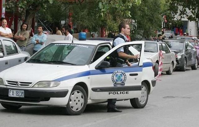 Δεμένος και γυμνός σε λίμνη αίματος