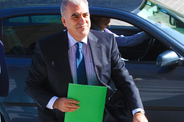 Καμία απόλυση στις ΔΕΚΟ