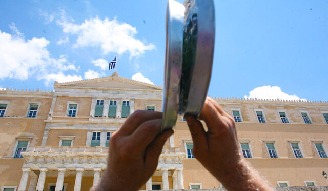 Ψαλίδι 5-6% στις επικουρικές συντάξεις από το 2012