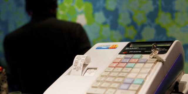 Στον πάγκο η φοροκάρτα