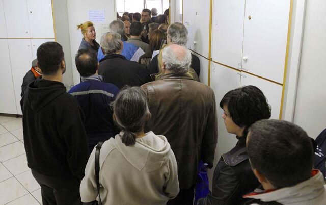 Πύργος: Άγριος καβγάς και ξύλο στην Εφορία για τη θέση στην ουρά