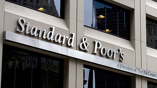 Η Standard & Poor’s αναβάθμισε την Ελλάδα κατά δύο βαθμίδες