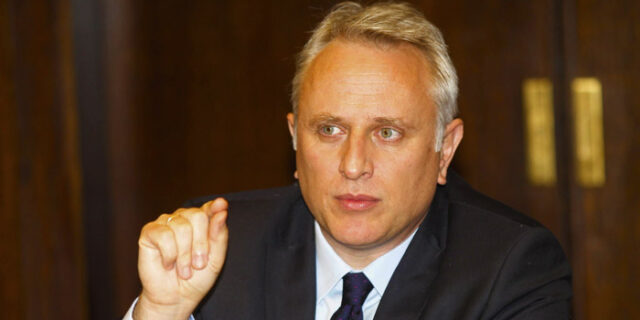 “Να φορολογηθούν όλοι οι πολιτικοί”