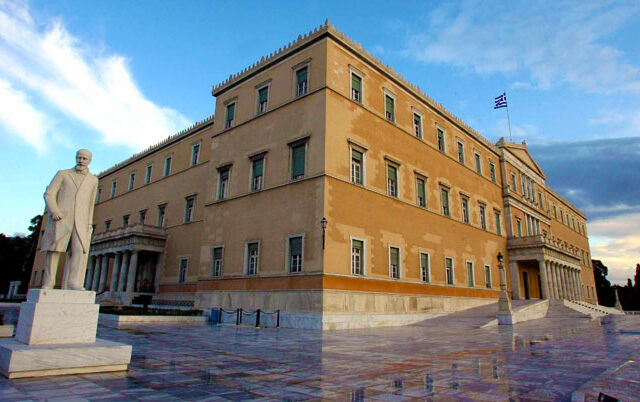 Υπογραφές για άρση βουλευτικής ασυλίας