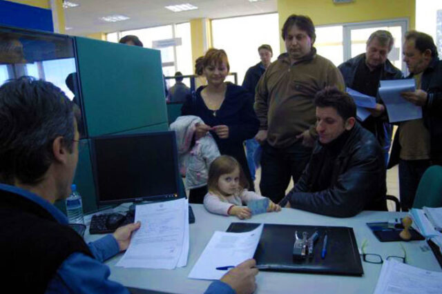 Θα πληρώνουν οι άνεργοι για να βρουν δουλειά