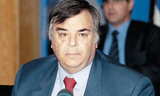 Κλείδωσε το γραφείο του
