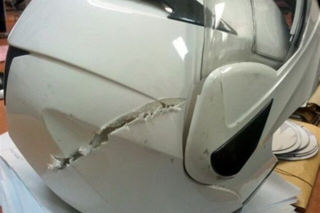 Τον γλίτωσε το κράνος