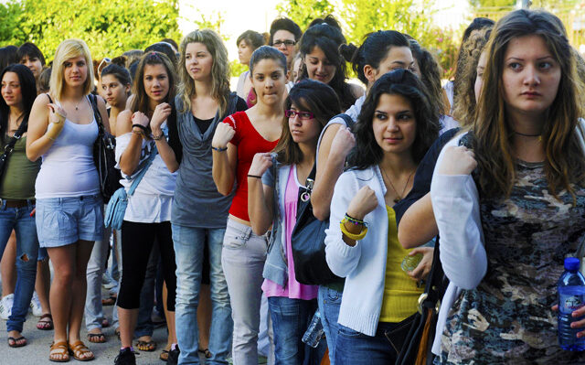 Στη μάχη των πανελλαδικών εξετάσεων χιλιάδες μαθητές