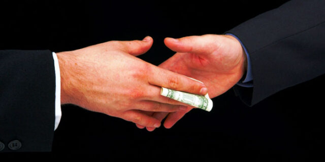 Χειροπέδες από το πρώτο ευρώ