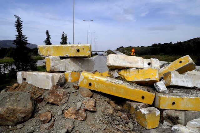 Νέα μπλόκα στη Κερατέα, κλειστή η Λαυρίου