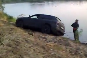 Porsche Cayenne κολλάει στη λάσπη