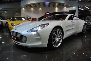 Η ξεχωριστή λευκή Aston Martin One-77 στο Ντουμπάι