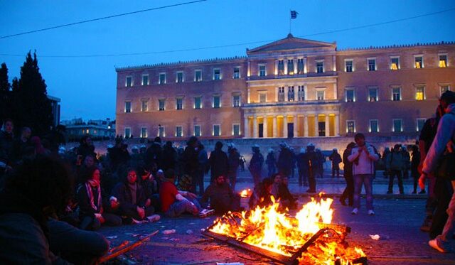 Τέσσερις στους δέκα εγκρίνουν το γιαούρτωμα πολιτικών