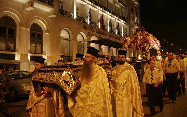 Με κατάνυξη η περιφορά του επιταφίου