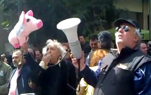 “Παραιτήσου δεν τα φάγαμε μαζί σου”